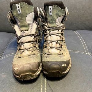 Womens Salomon hiking boots